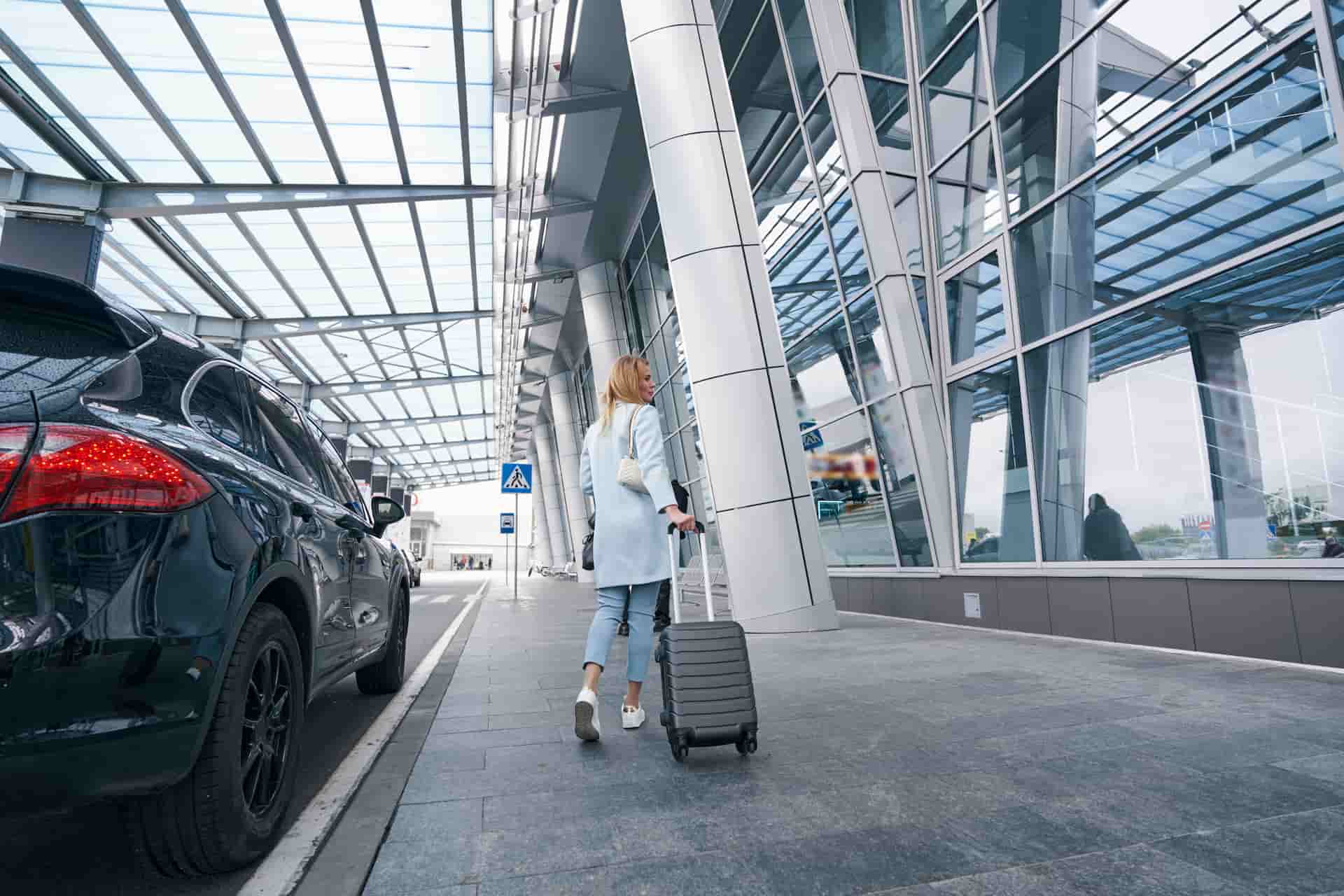 Personne garée à l'aéroport